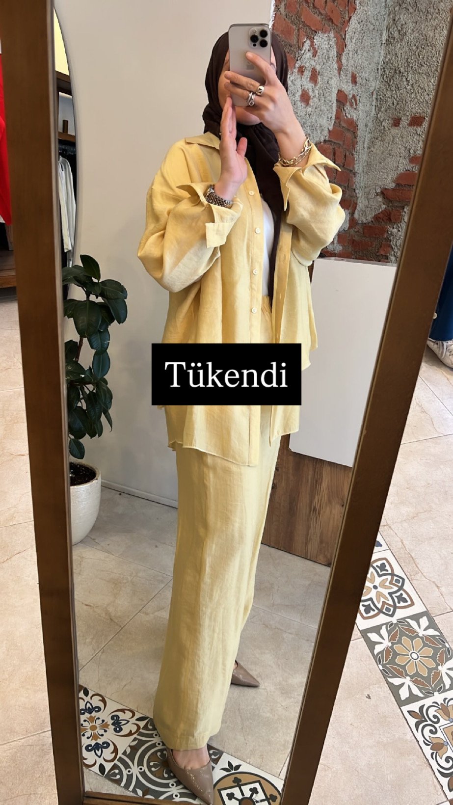 Bluzun arkası yırtmaçlı takım sarı CEREMONY 