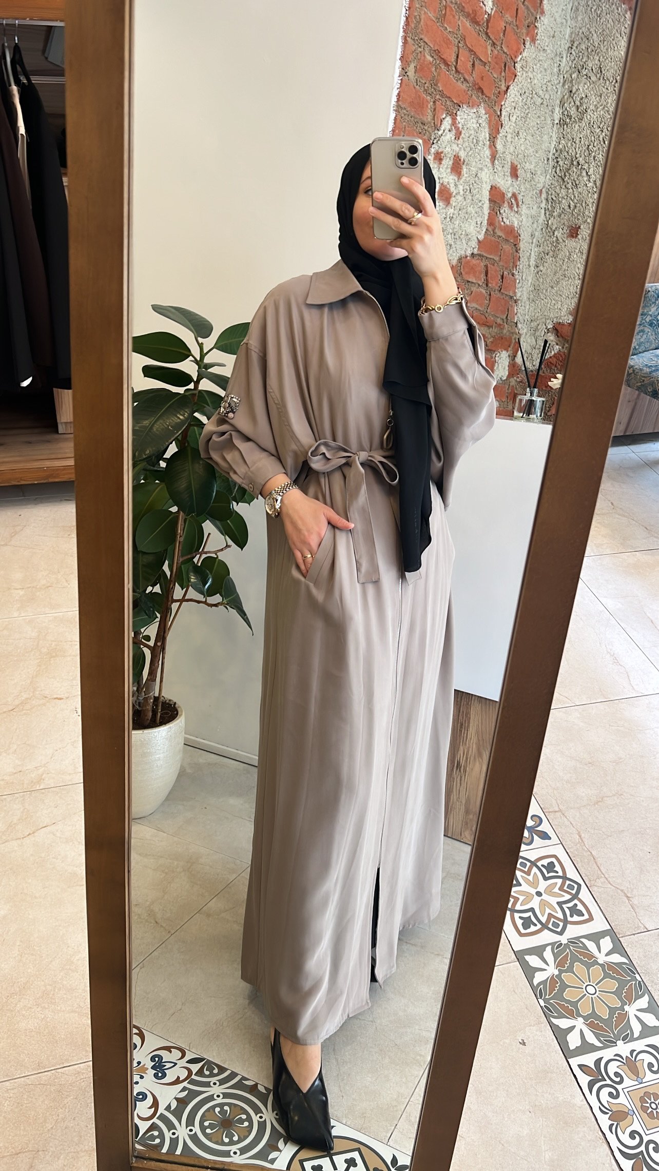 CEREMONY önden fermuarlı tek kolu taş detaylı içten kemerli kap vizon