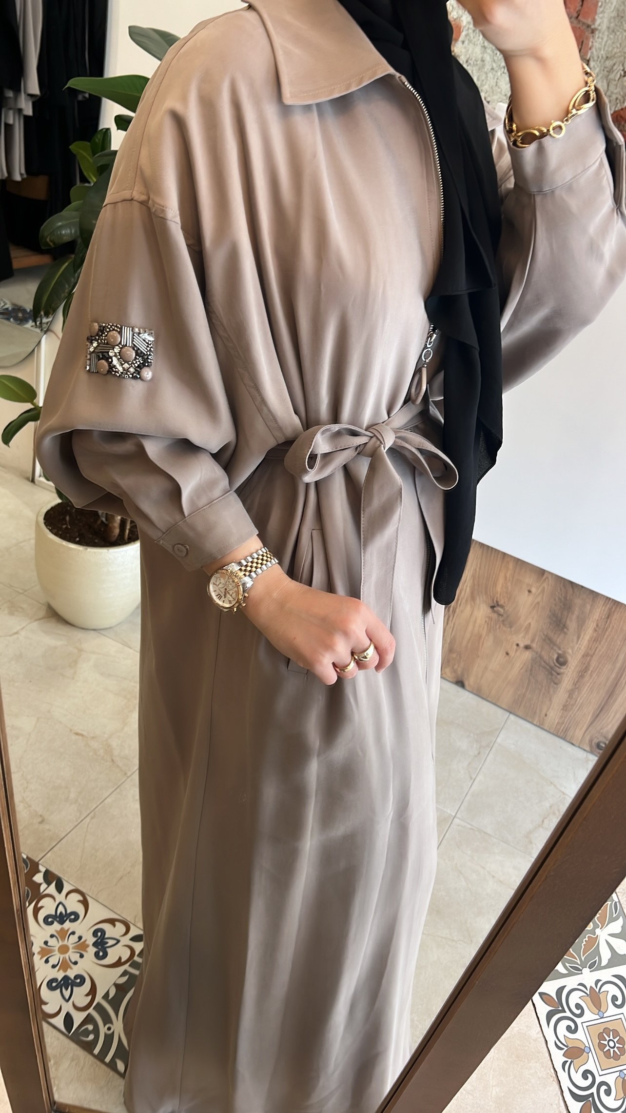 CEREMONY önden fermuarlı tek kolu taş detaylı içten kemerli kap vizon