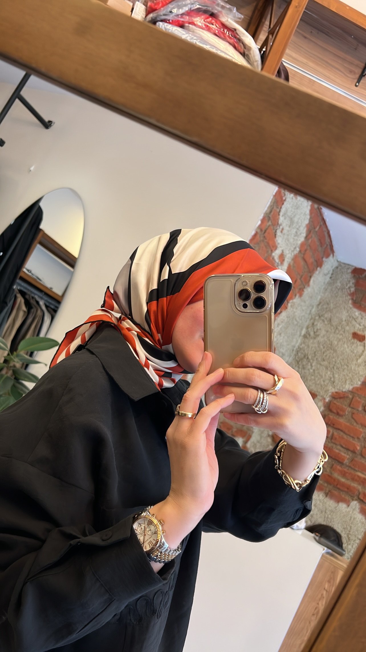 Kırmızı geçişli eşarp