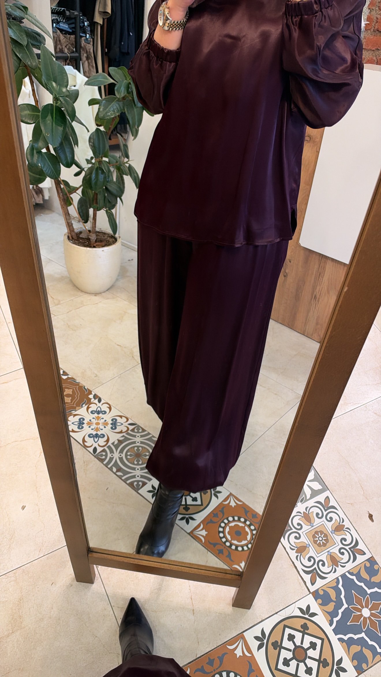 Önü allerli boncuk işlemeli saten bluz ve pantolonlu takım mürdüm CEREMONY