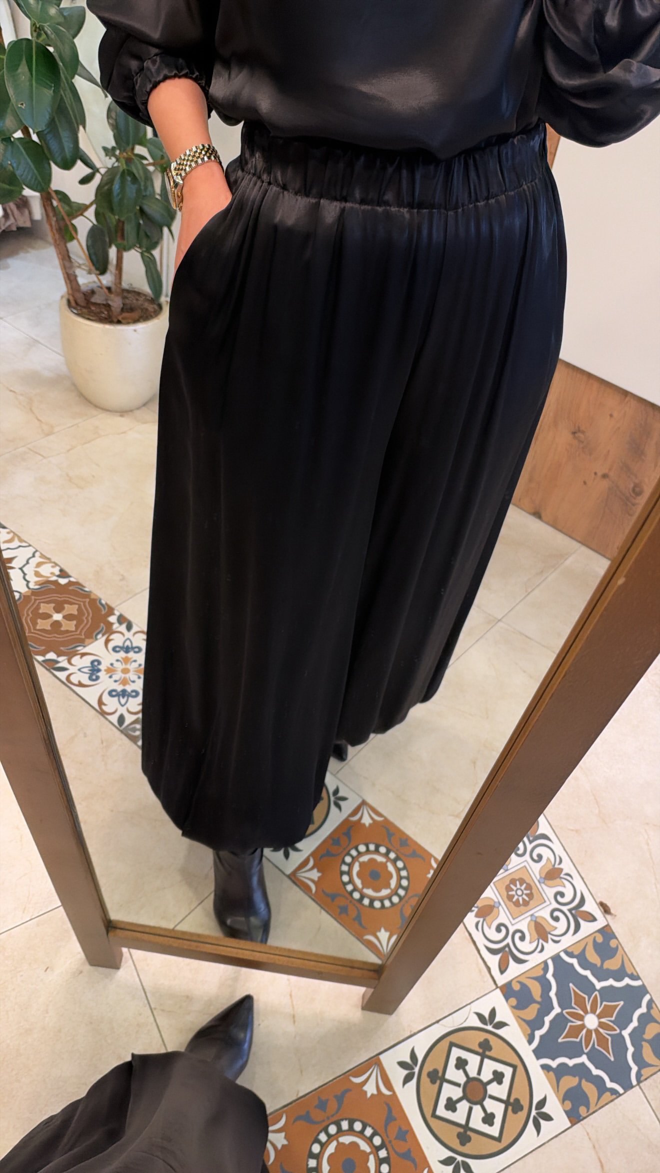 Önü allerli boncuk işlemeli saten bluz ve pantolonlu takım siyah CEREMONY