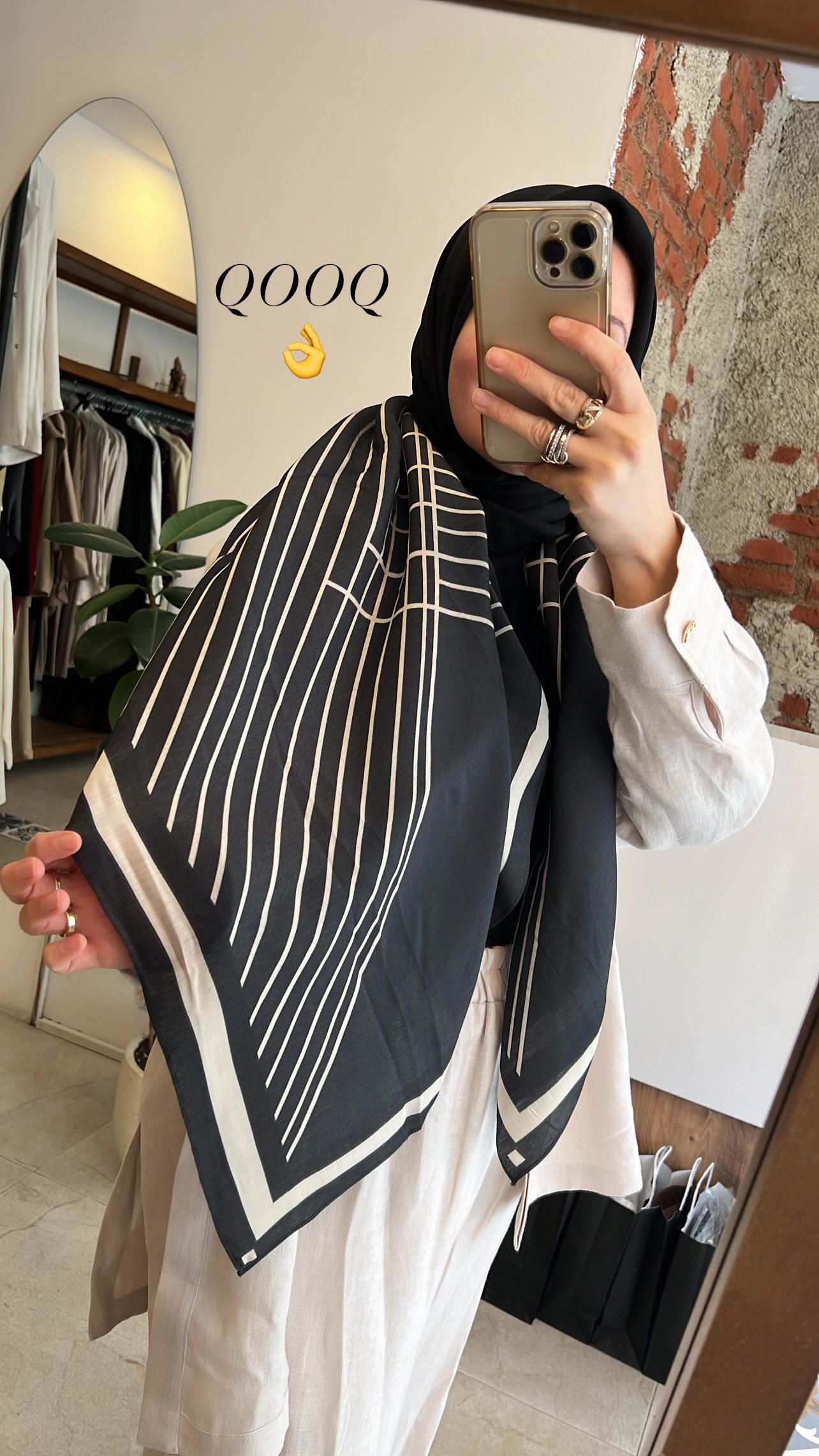 Siyah zemin beyaz çizgili eşarp QOOQ